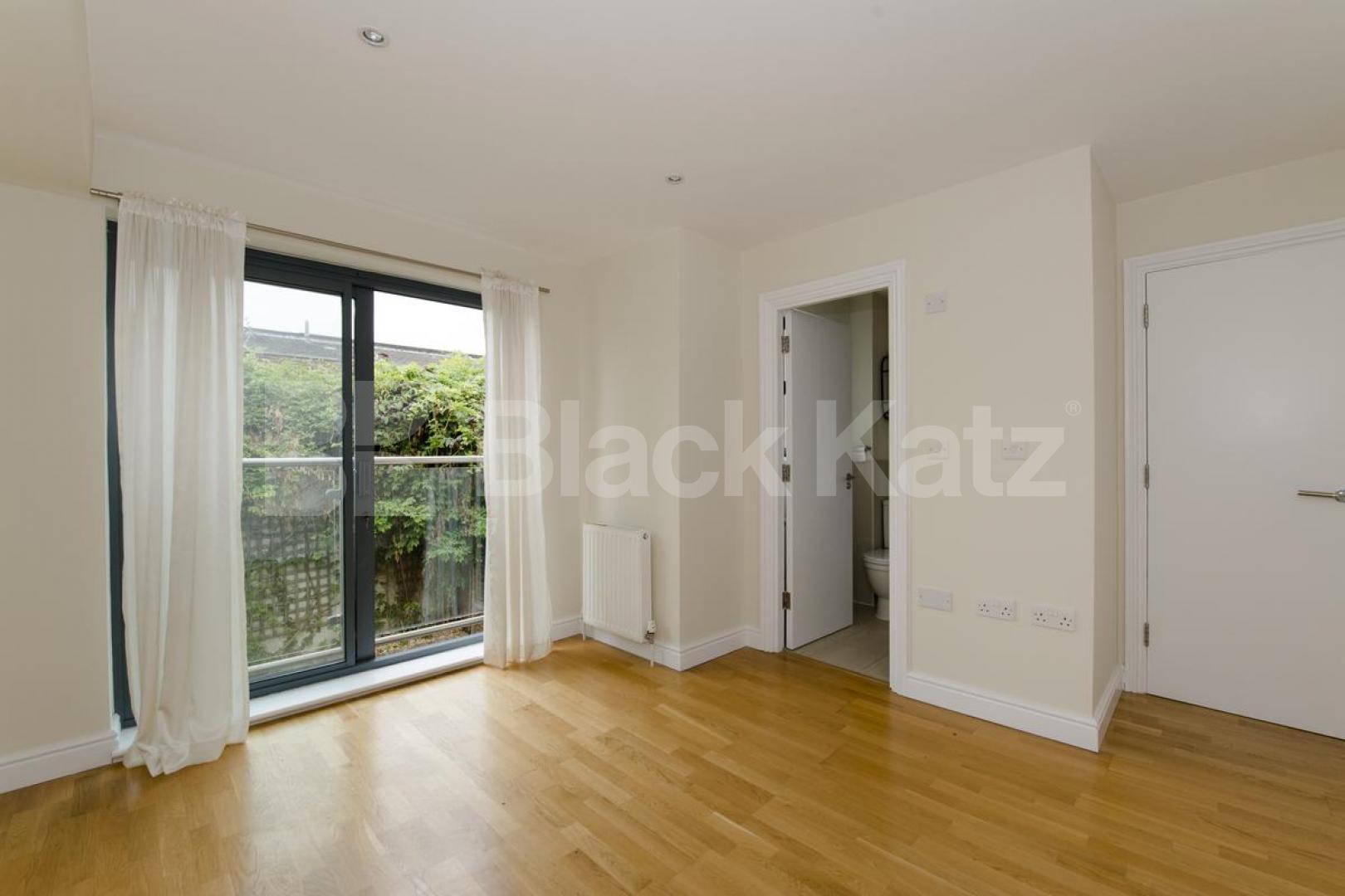 			STUNNING MEWS HOUSE, 2 Bedroom, 1 bath, 1 reception Mews House			 Liverpool Road, ANGEL-HIGHBURY-ISLINGTON